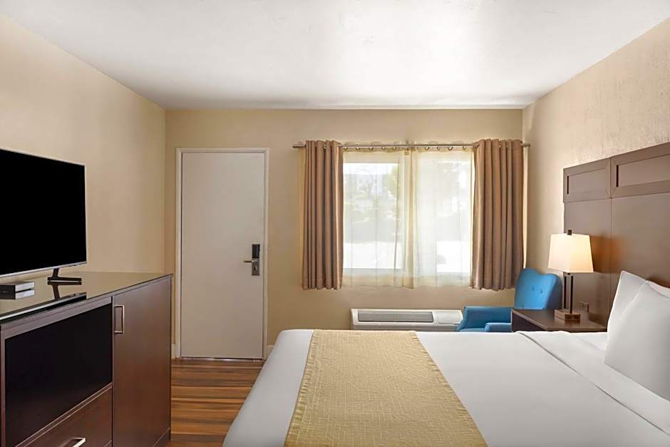 Travelodge by Wyndham Everett City Center