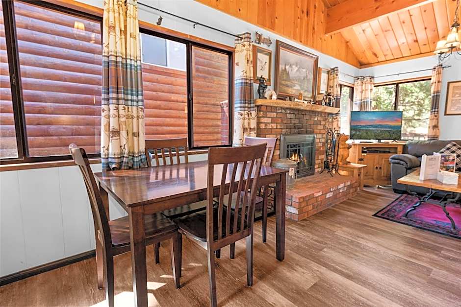 The Cuddle Inn - True feeling of a great cabin! Beautiful and homey! Walking distance to the lake!