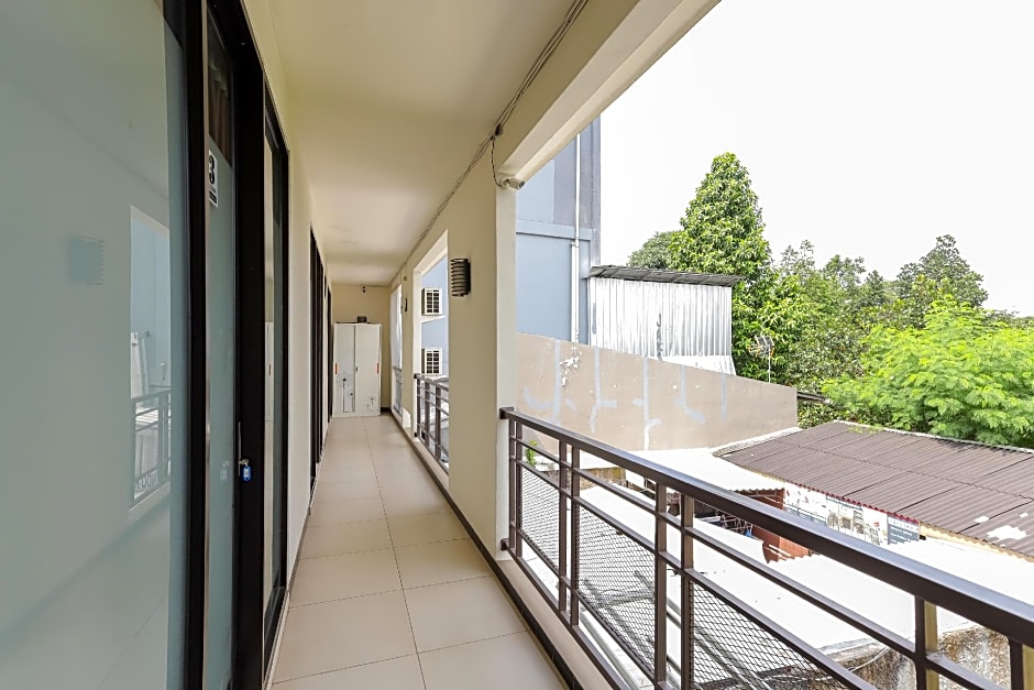 RedDoorz Syariah near Green Park Jatiwarna