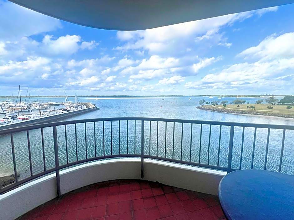 Broadwater Shores Waterfront Apartments