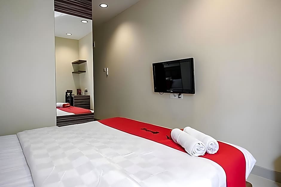 RedDoorz Plus near Ferry Terminal Batam Center
