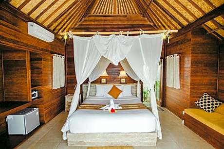 Bungalow with Pool View