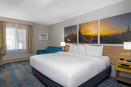 Deluxe King Room - Non-Smoking