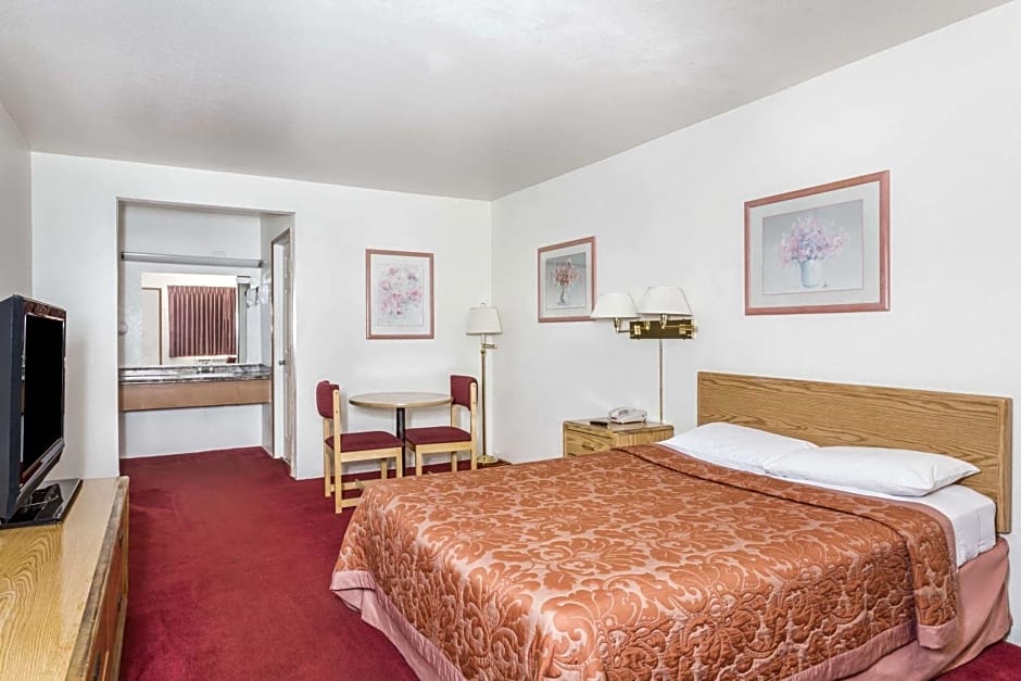Super 8 Phoenix Metro North – Phoenix, AZ