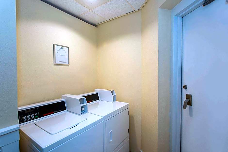 Days Inn & Suites by Wyndham Tallahassee Conf Center I-10