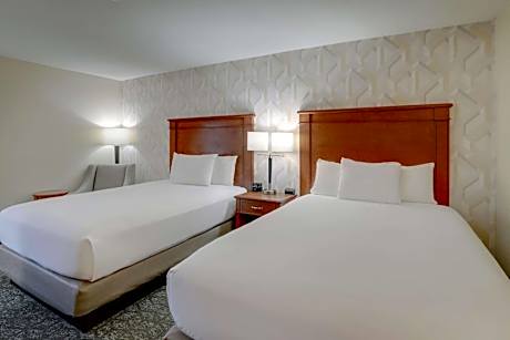 Deluxe Queen Room with Two Queen Beds – High Floor