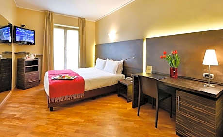 Family Room with One King and One Single Bed and City View - Non-Smoking