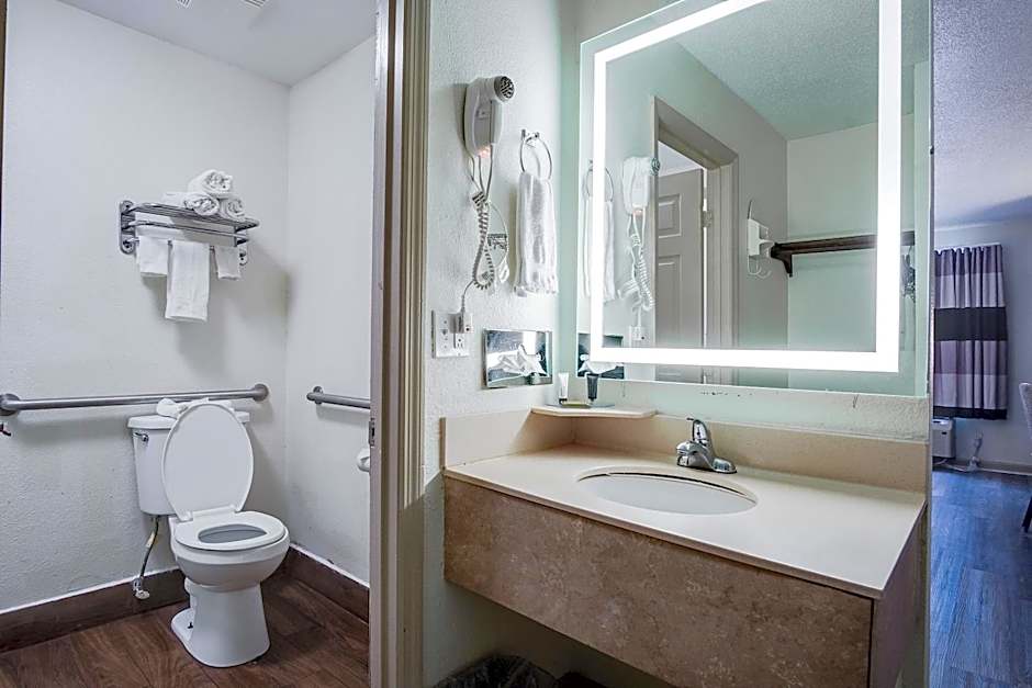 Cottonwood Suites Savannah Hotel & Conference Center