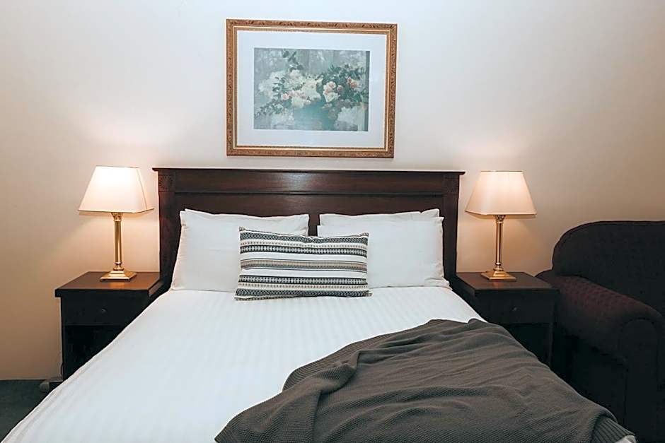 Photo 1 of 7 of 1 Queen Bed, Riverside View