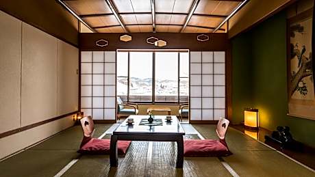 [Sansuiso] 10 tatami + wide veranda (retro-style room)