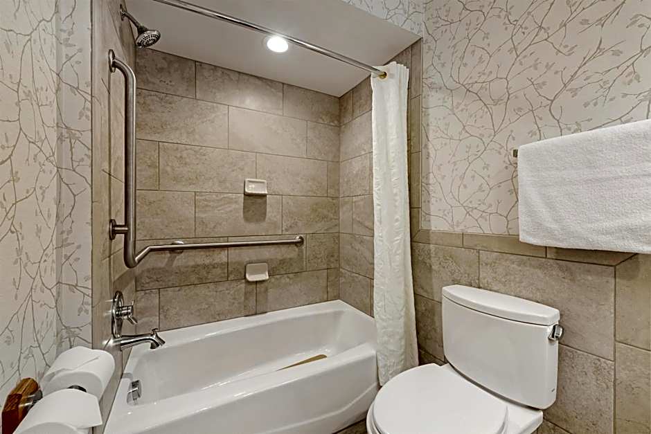 Best Western Plus Silver Saddle Inn