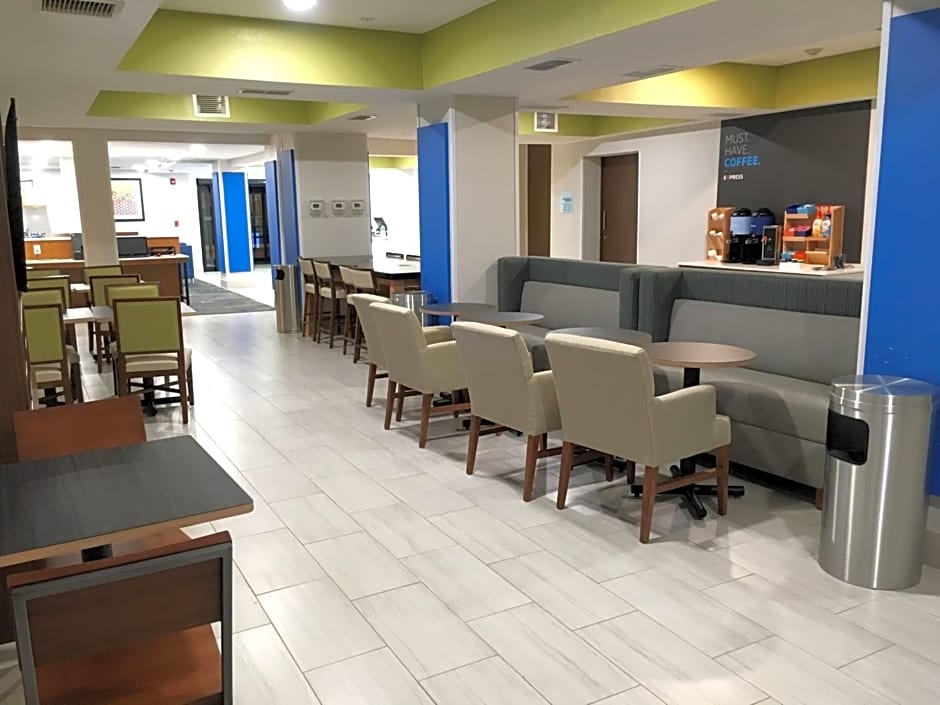 Holiday Inn Express & Suites Quincy I-10, an IHG Hotel