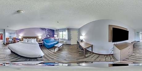 Standard King Room with Balcony and Lake View - Non Smoking