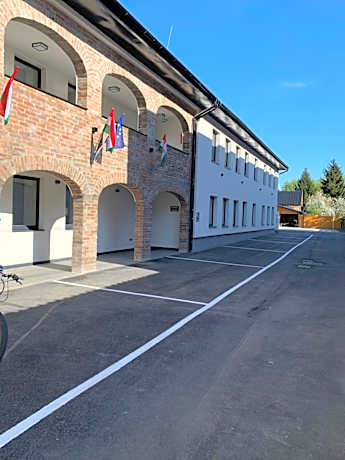 M70 Apartmanház