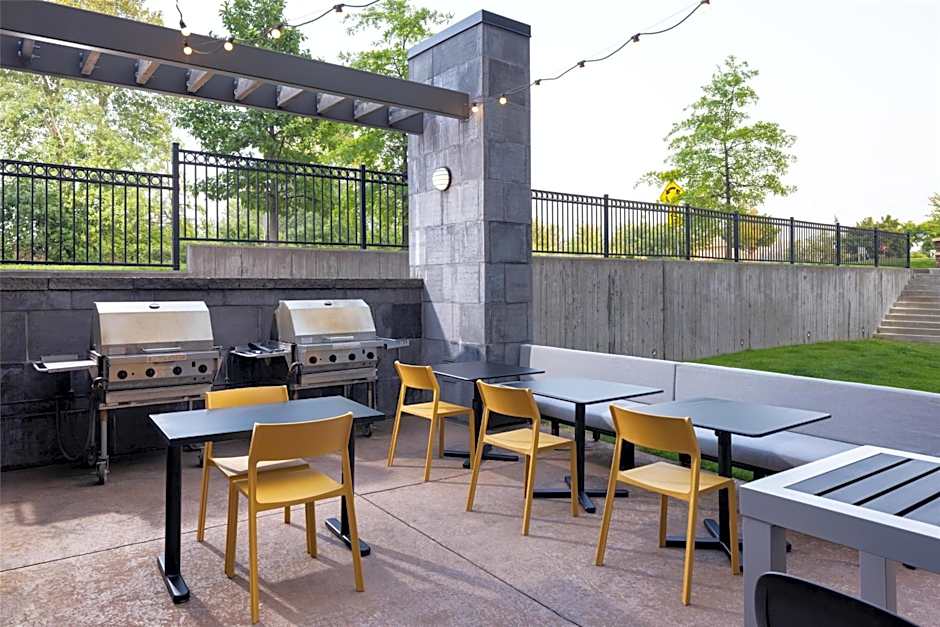 Home2 Suites by Hilton Minneapolis / Roseville, MN