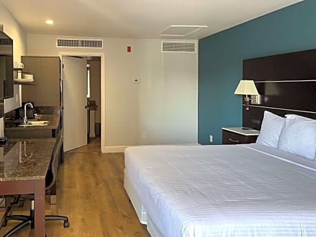 1 King Bed | Non-Smoking, Kitchen