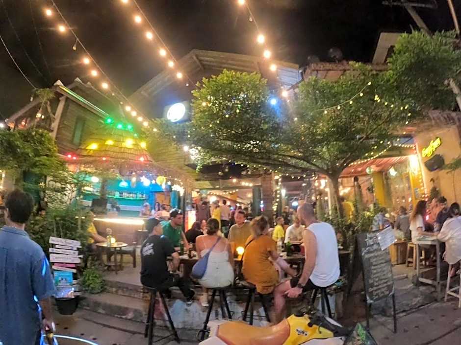 Hostel and Music Bar Bros