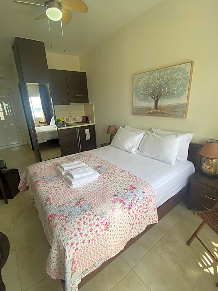 GoldenHill Studios&apartments