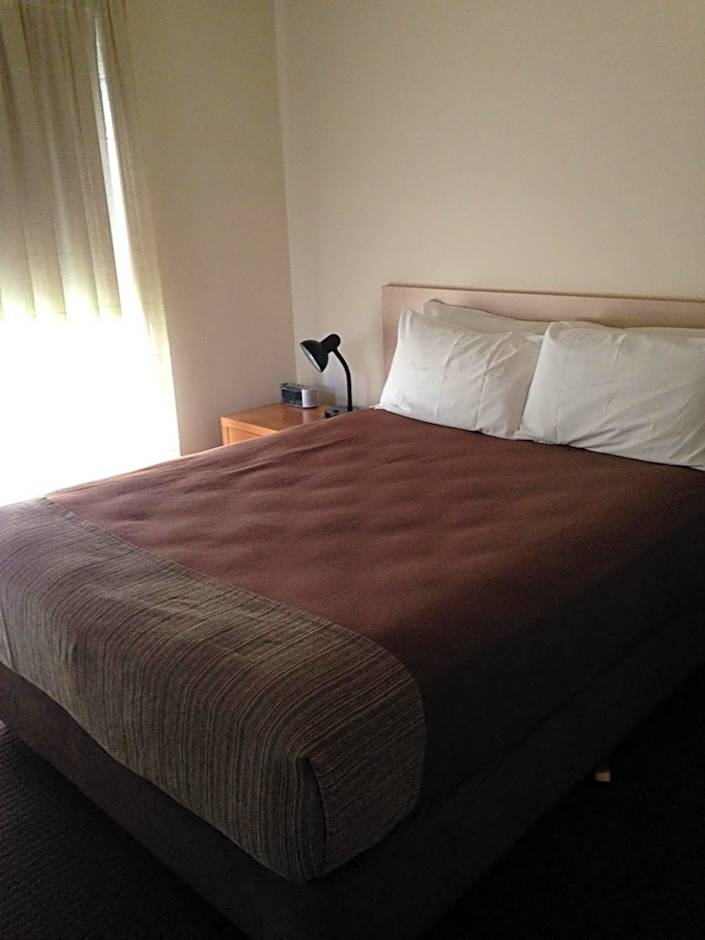 Francis Phillip Motor Inn and The Lodge