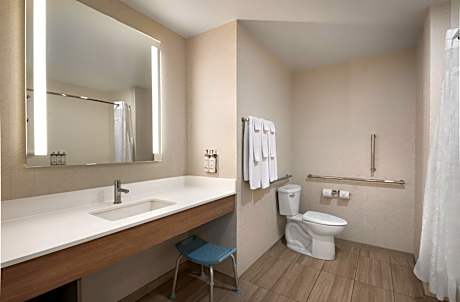 Standard Queen Room with Two Queen Beds and Mobility Accessible Tub