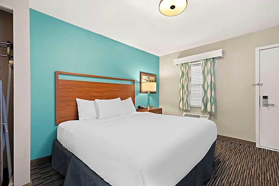 Photo 1 of 4 of 1 King Bed, Jacuzzi®