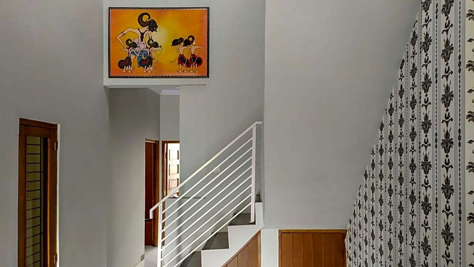 Omah Leren Mitra RedDoorz near Gembiraloka Zoo Yogyakarta