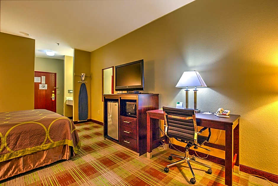 Super 8 by Wyndham Waterloo