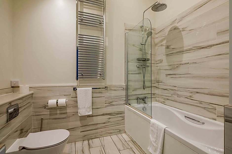 King Deluxe Ensuite with Shower-Bath and Courtyard View - Fawcett