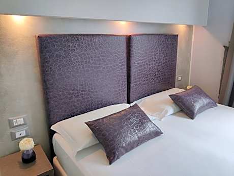 Deluxe One-Bedroom Apartment with Balcony and Lake View