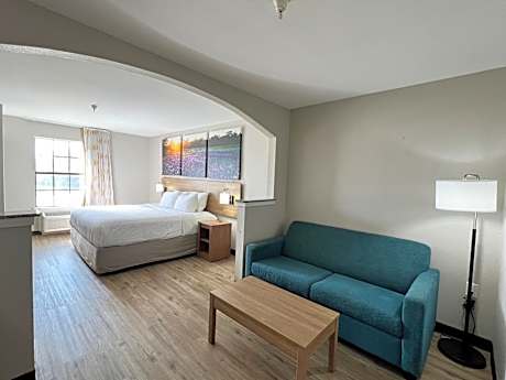King Suite with Roll In Shower - Hearing Accessible/Non-Smoking