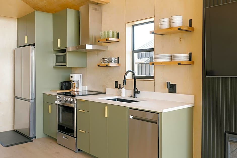 Yellowstone Peaks Hotel