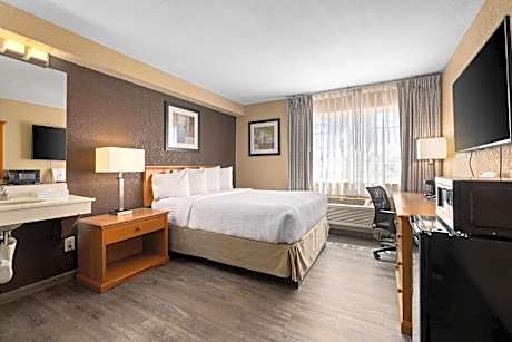 Queen Room with Mobility/Hearing Access - Non-Smoking