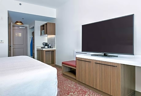 1 King Mobility/Hearing Accessible Ri Shwr