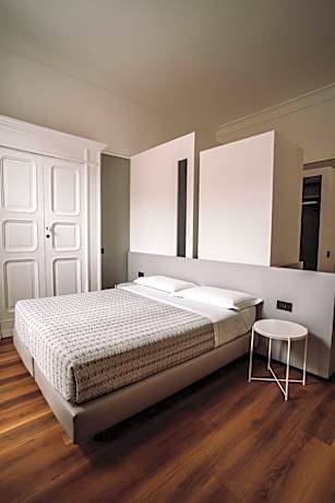 Single Room with Balcony and Private Bathroom