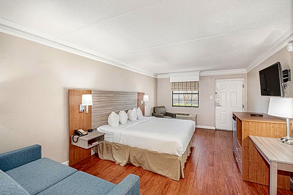 Casa Bella Inn & Suites