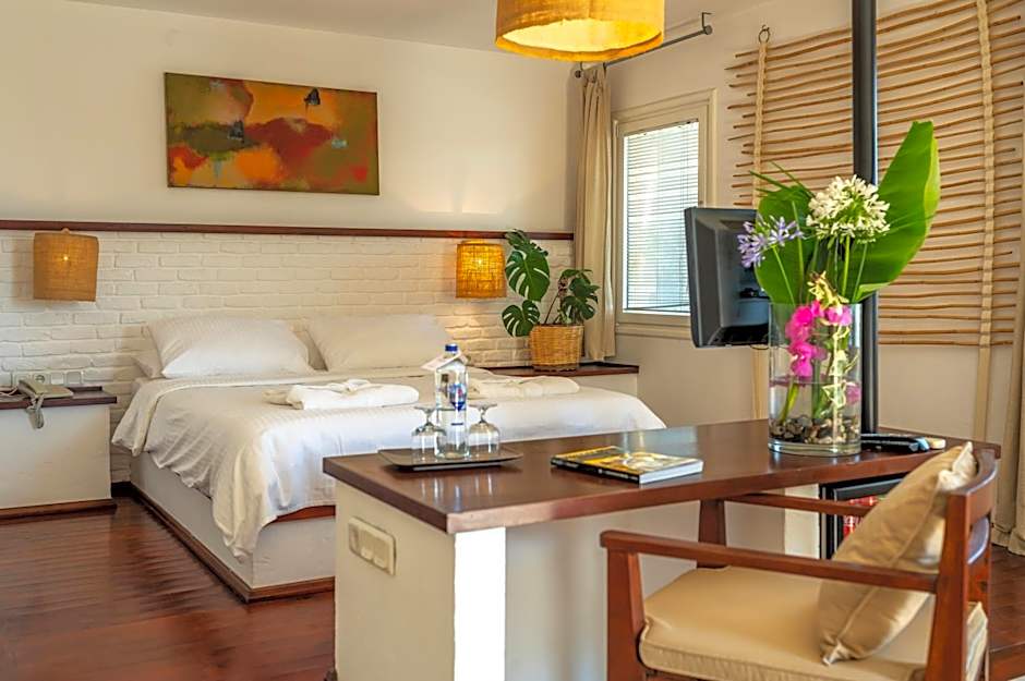 4reasons hotel + bistro | 12+