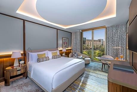 DELUXE, KING BED