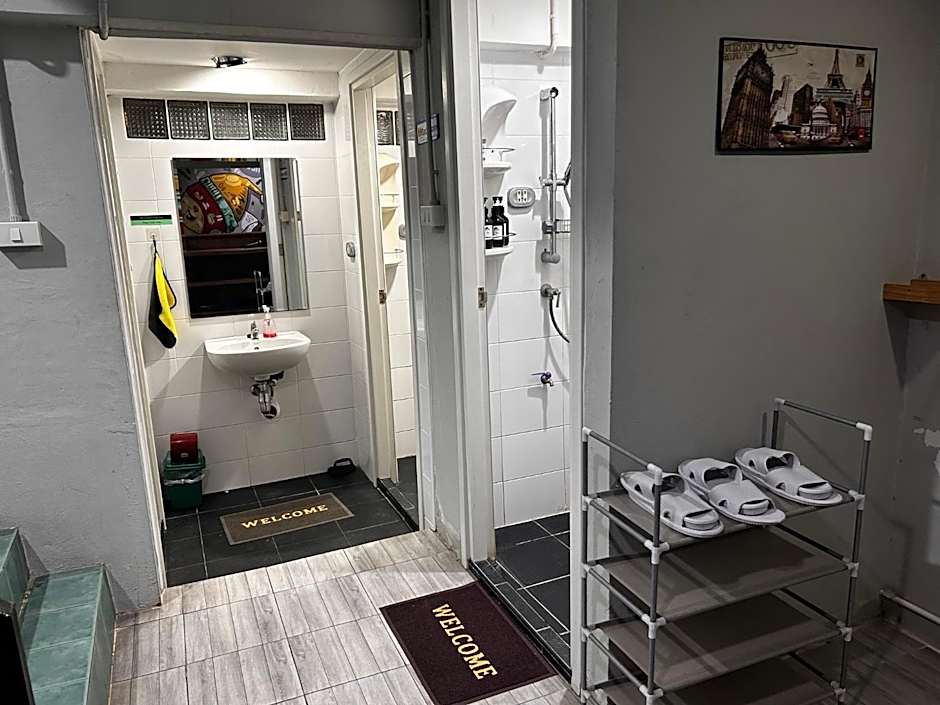 Lazy Gibbon 1 Chiang Mai - Tha Phae Gate