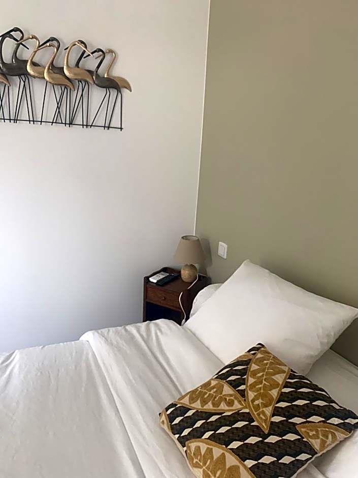 Le Patio, chambres d hôtes pour adultes en Camargue, possibilité de naturisme à la piscine,