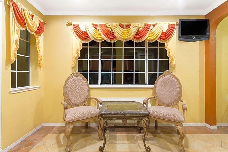 Upper Lake Inn & Suites