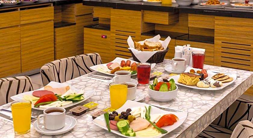 DELUXE NEWPORT HOTEL