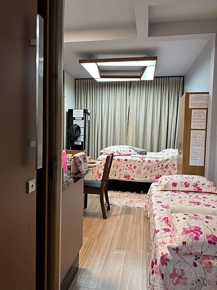 Studio com quarto e banheiro em frente ao Parque do Lago Acomoda até 2 pessoas 1 cama