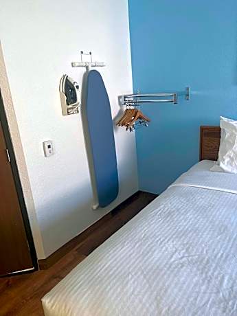 Queen Room with Roll-In Shower - Disability Access/Non-Smoking