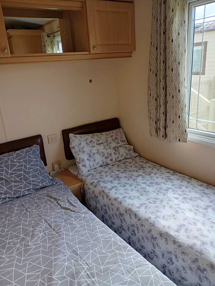 Luxury 2 bedroom caravan with large decking close to beach Free WiFi