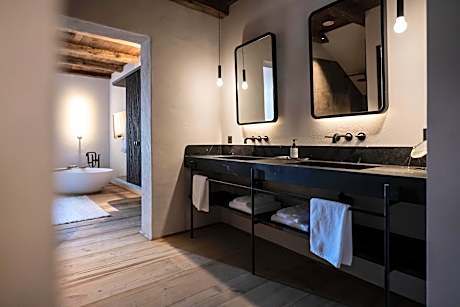 Deluxe Queen Suite