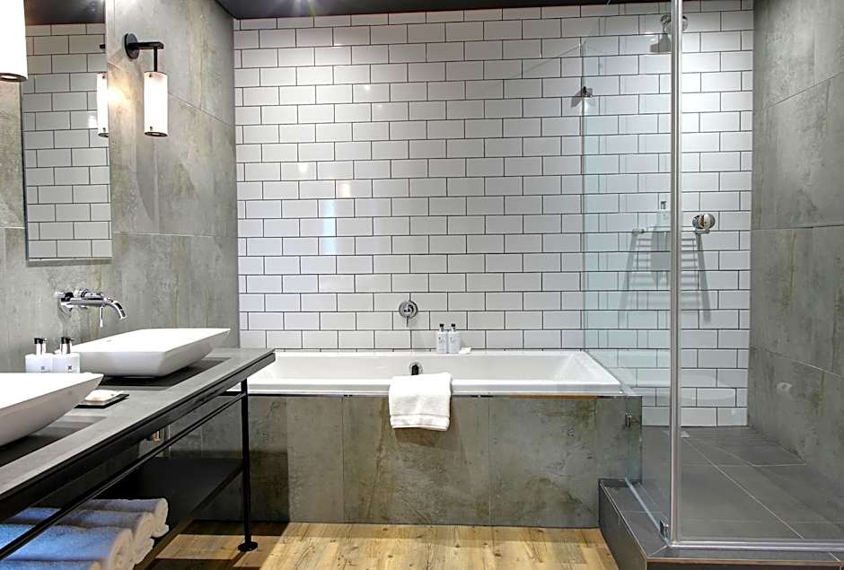 Century City Hotel Urban Square