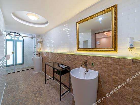 Vienna Hotel Zhuhai Xiangzhou Qinglv Road Theater