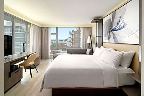 Superior Room, 1 King Bed, Nonsmoking, Balcony