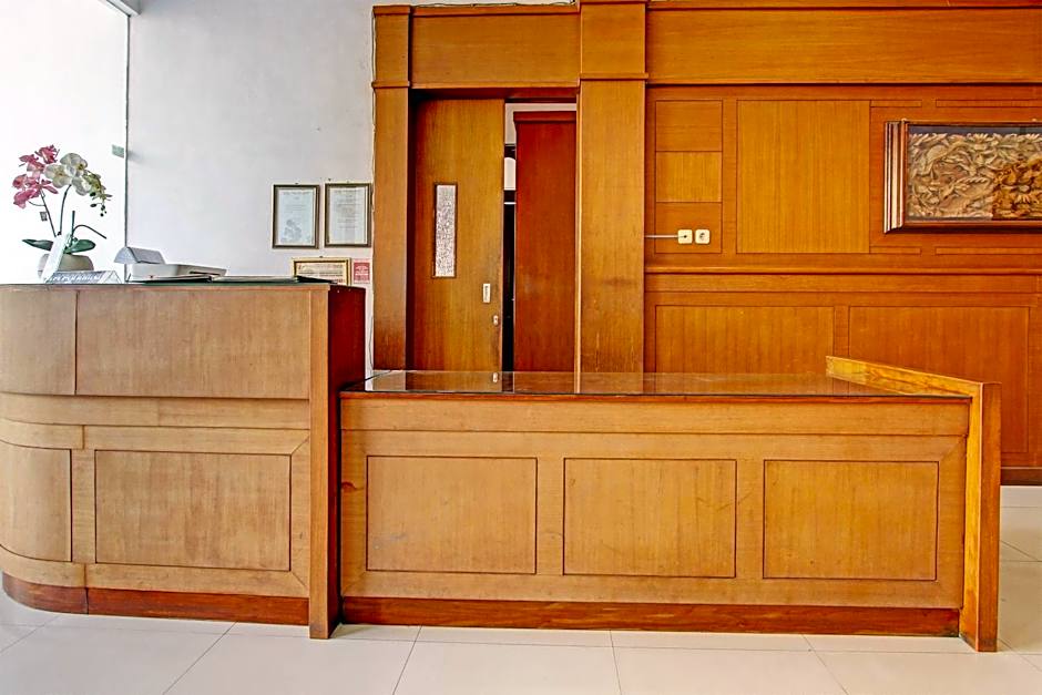 OYO 93011 Hotel Griya Lestari Pati 2