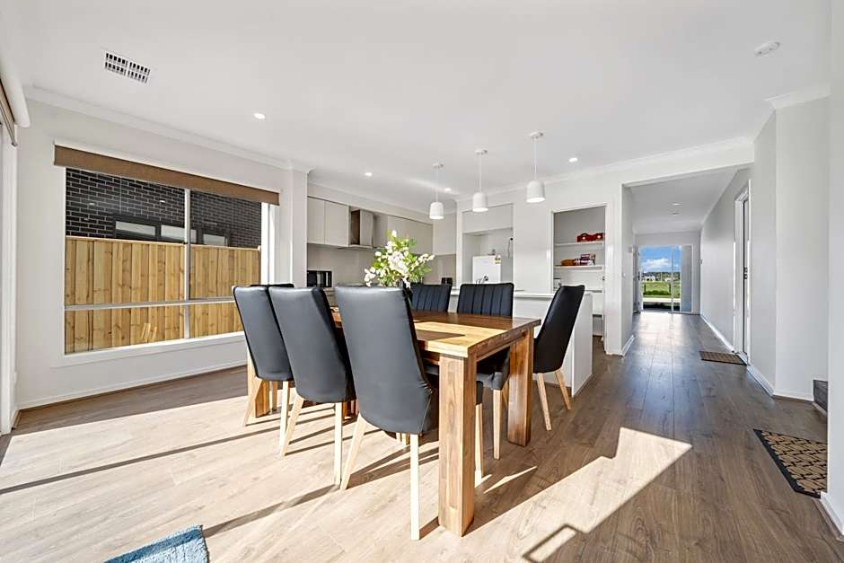 Charming Cozy Stylish Unique Retreat, Steps from Alira Village Mall, Park